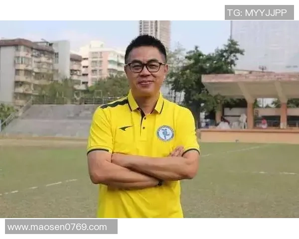 绿茵场上的传奇人生：一位足球明星的奋斗与荣耀故事